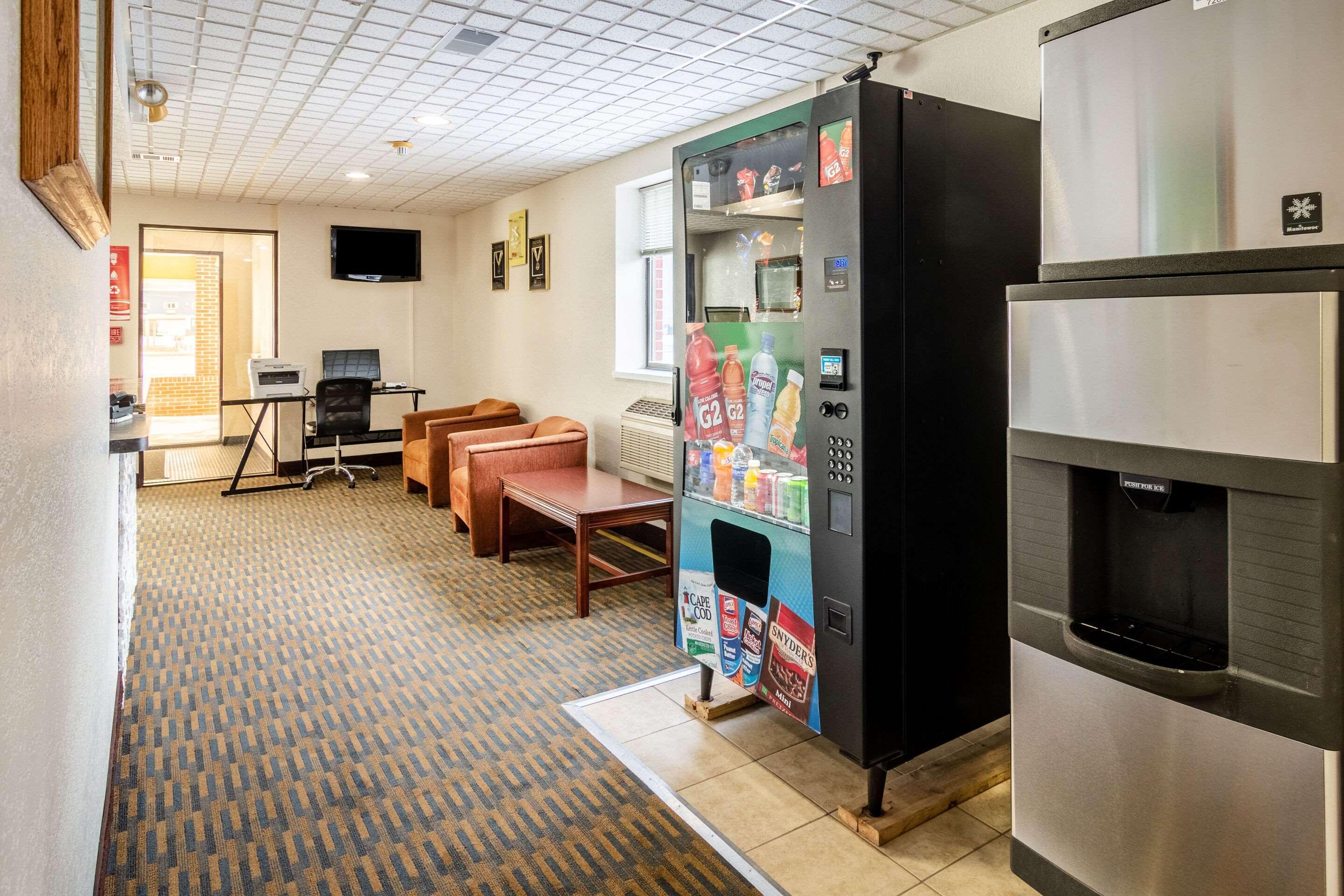 Econo Lodge Cadillac By Choice Exteriér fotografie