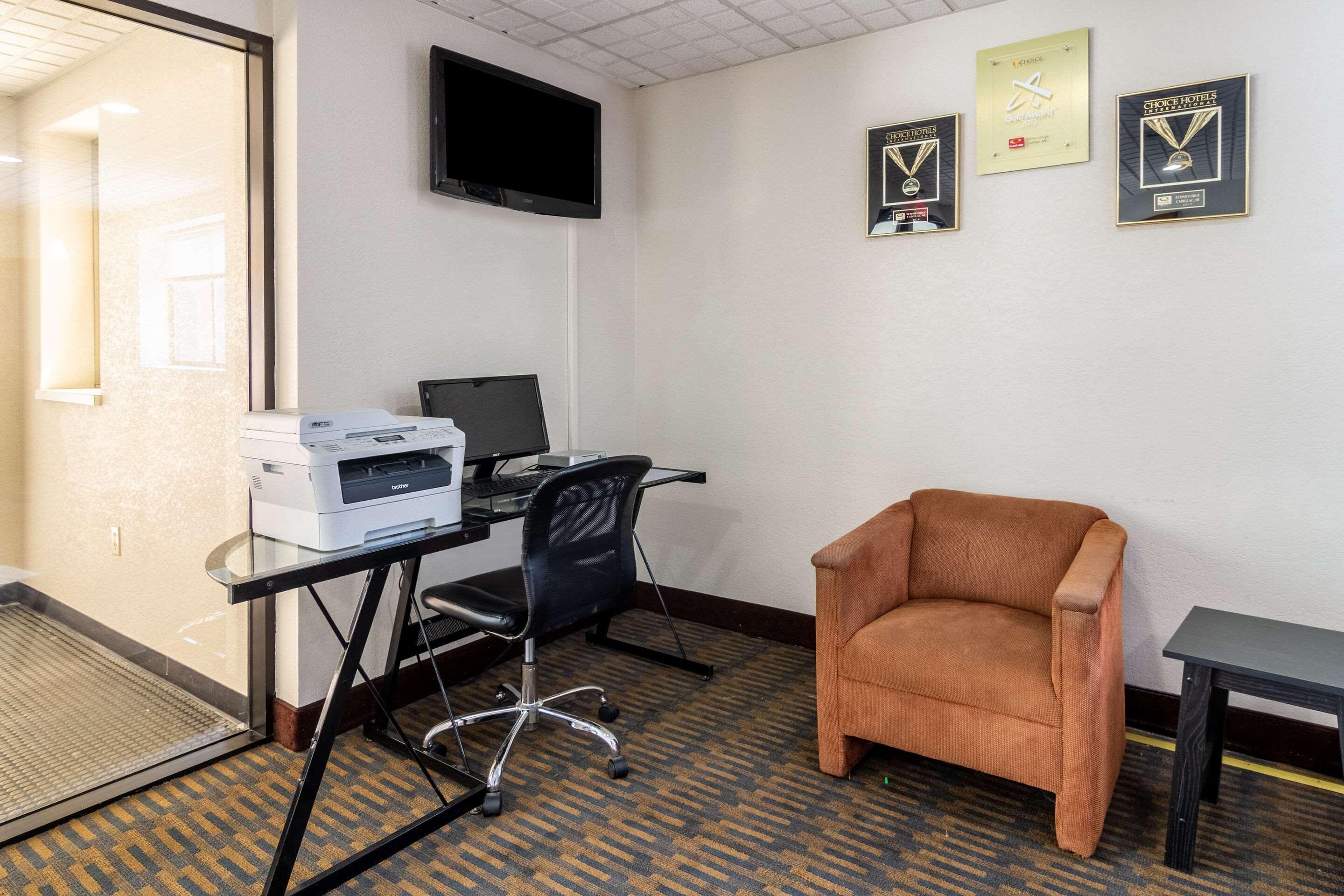 Econo Lodge Cadillac By Choice Exteriér fotografie