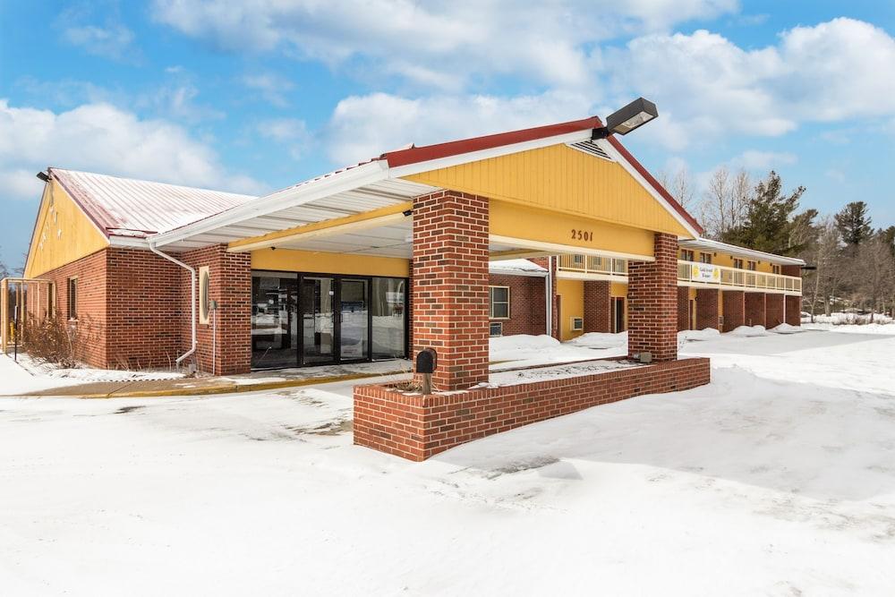 Econo Lodge Cadillac By Choice Exteriér fotografie